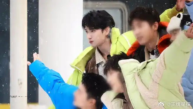 服##极限挑战#严浩翔荧光绿羽绒服,漠河最靓的崽偶像剧男主既视感有!