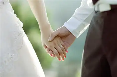 情侣十指紧扣牵手图片