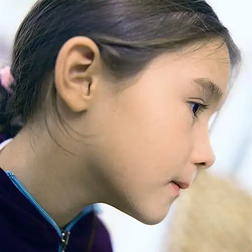 小女孩侧脸图片