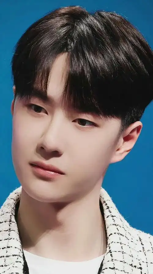 奶呼呼的王一博,三岁真的不能再多了,剪了短发之后的博宝显得是更加