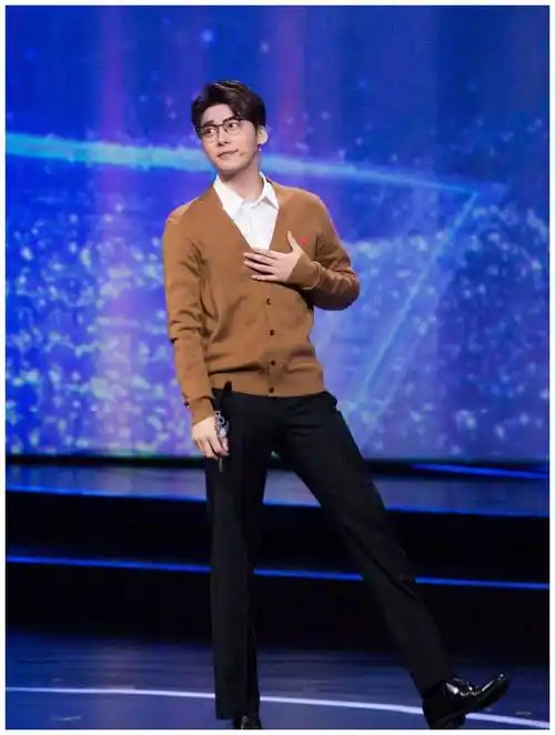 陈伟霆印花卫衣搭配橘黄色长裤,青春潮流,李易峰偏爱深棕色外套