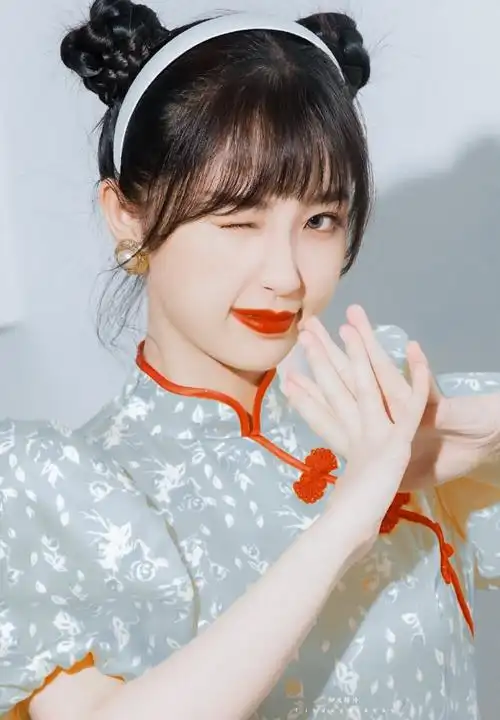 丸子头造型虞书欣