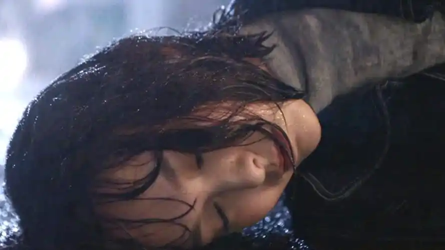 唐嫣悲痛雨中漫步晕倒,小哥及时发现抱起-影视综视频-搜狐视频