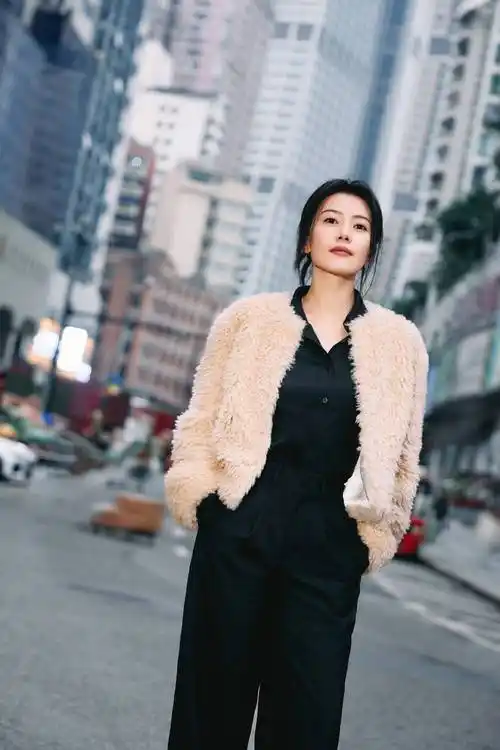 高圆圆美照曝光,穿黑装配毛绒外套_整体_黑色_造型