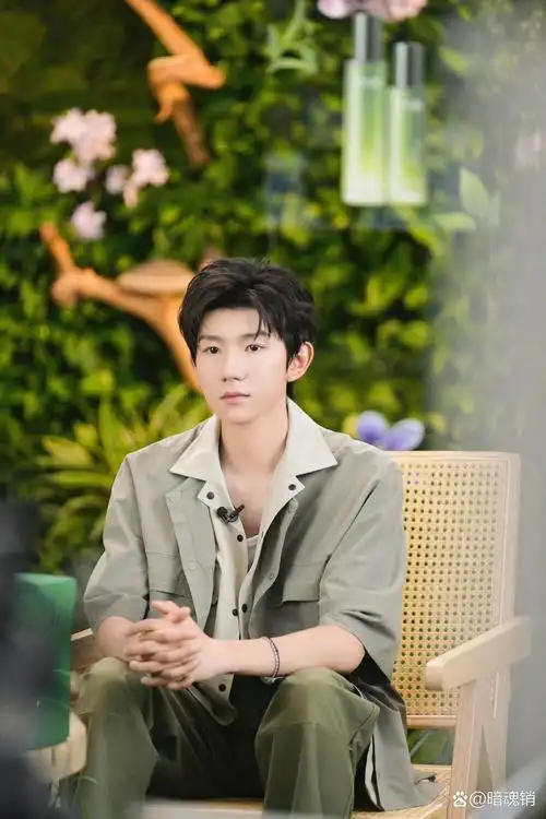 王源浅绿色半袖外套搭配米色衬衫,真的是太帅气了,少年感满满.#王源