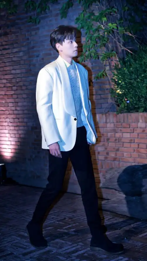 bv北京时装秀##胡一天洋甘菊色西装