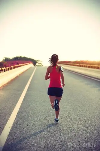 在道路上运行的女跑步运动员