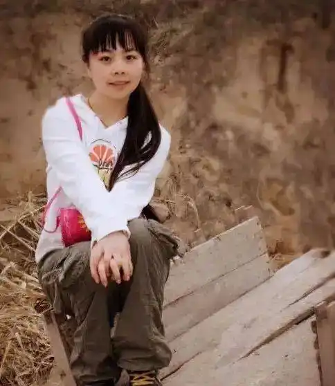 原创草根歌手王二妮选择嫁给经纪人回农村生娃后道出了妇女的辛酸