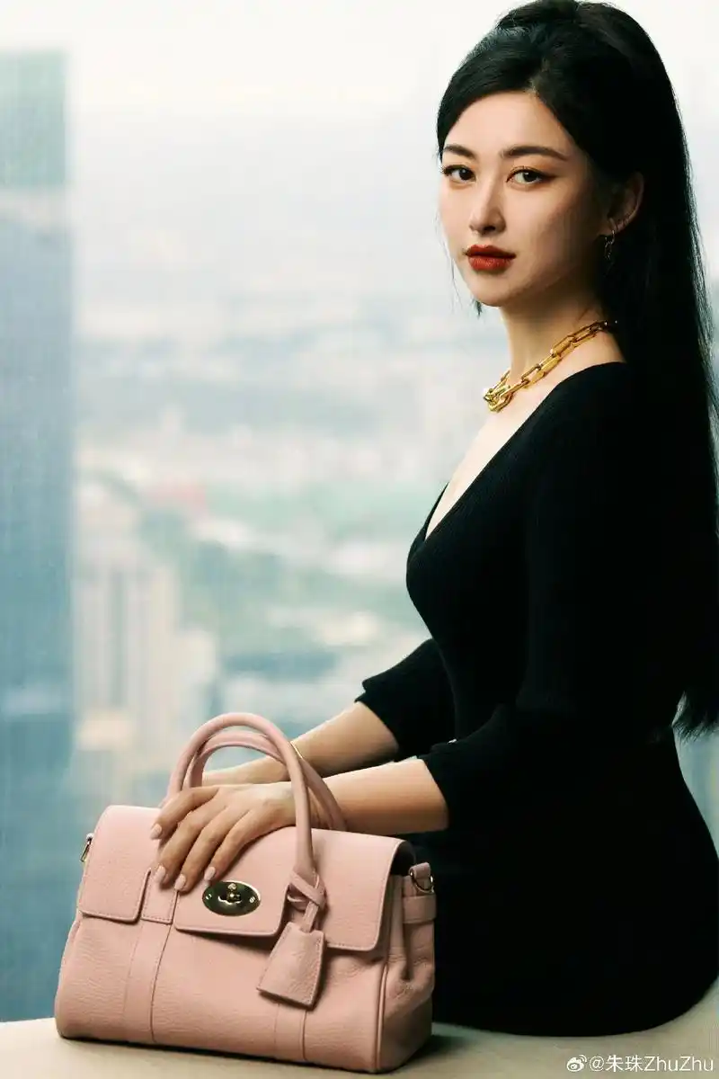 "朱珠才是娱乐圈的真公主."爷爷是开国少将朱虚之,爸爸是传说 - 抖音