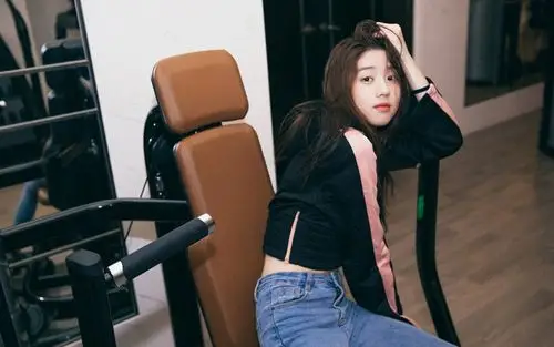 李凯馨运动风健身房写真高清壁纸