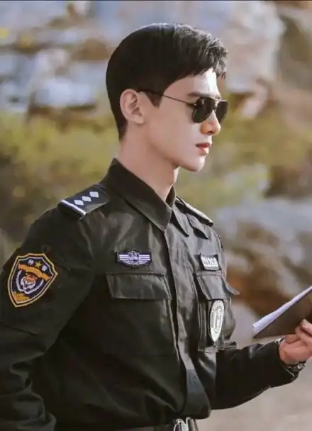 白敬亭特警服好帅!