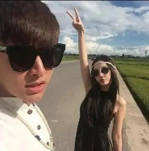 离婚4年后李小璐贾乃亮高调官宣女儿甜馨点赞上热搜