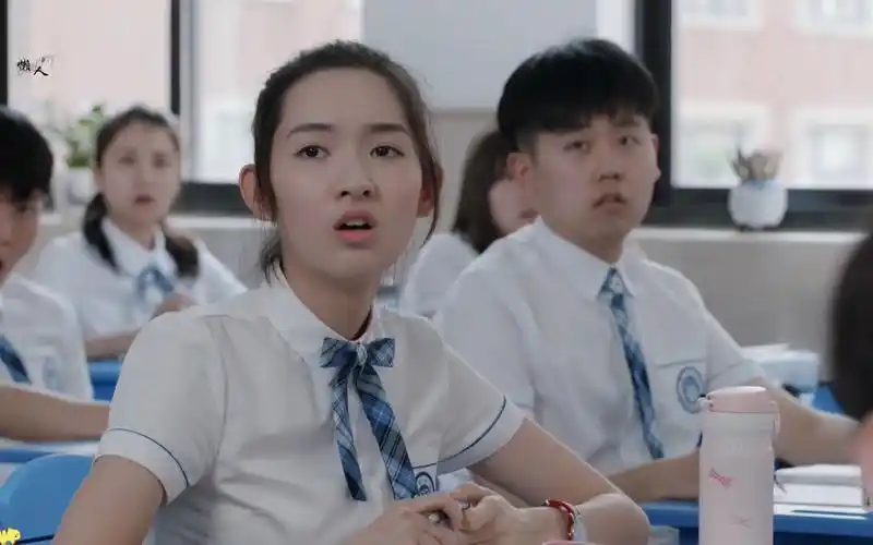 王玉雯:最美校花公主邓小琪,各种小动作!满满的少年气息!