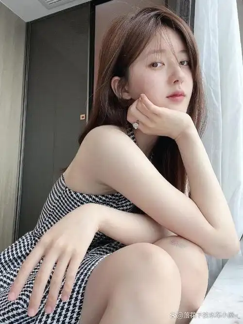 赵露思的优雅性感写真:莫道不消魂,帘卷西风,人比黄花瘦