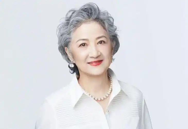 60岁女人有白发该不该染?弄清这两点再做决定,省得染错了后悔插图4