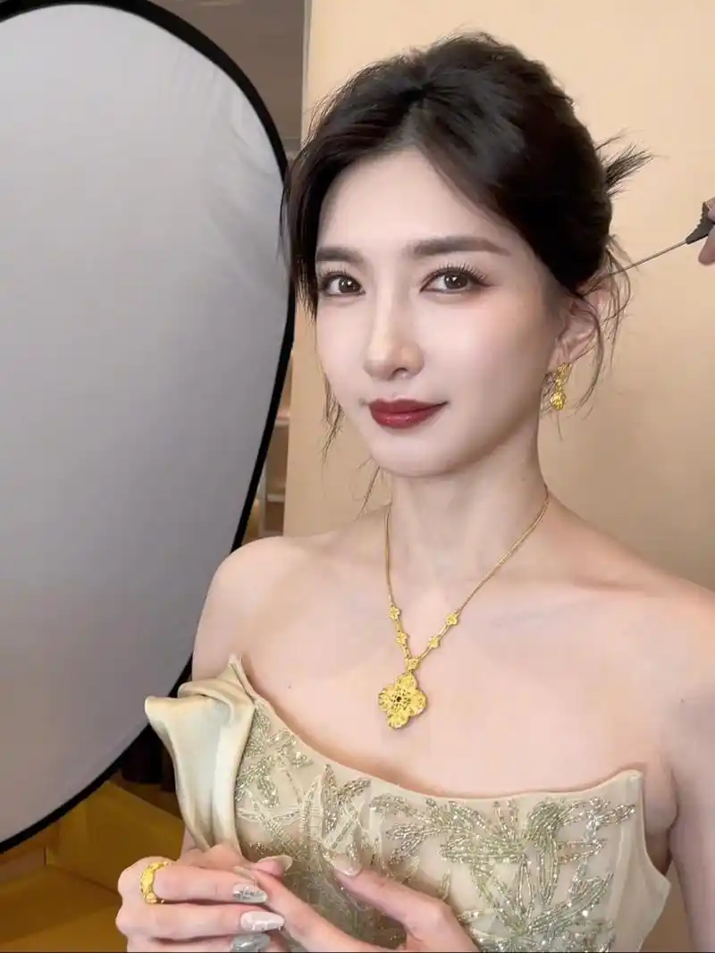 江疏影红唇美妆写真,尽显女神风范,美艳绝伦!