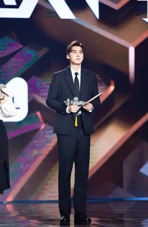 李易峰出席活动关注苏绣显儒雅 穿简洁西服套装清新自然帅气十足