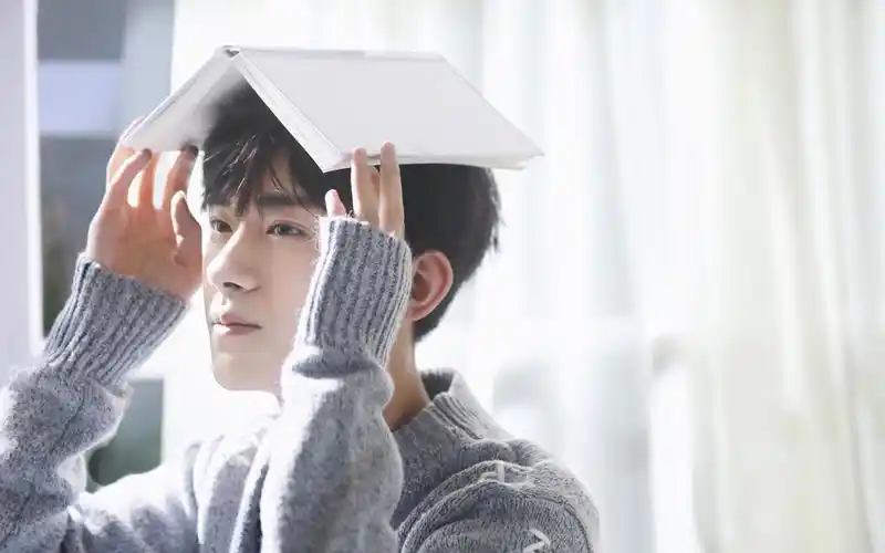 易烊千玺帅气家居写真高清电脑壁纸