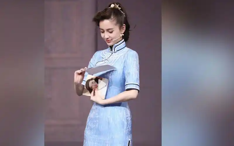 angelababy王牌对王牌节目造型里的一套旗袍,用料是我国三大名锦之一