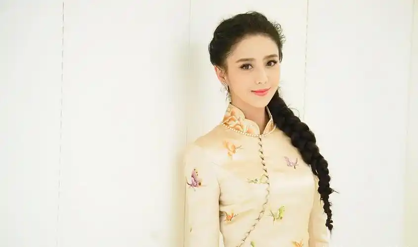 佟丽娅晒新年开工美照,穿中国风扎麻花辫,美得古典又高级!