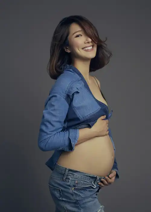 李亚男晒孕期写真,孕肚很美,但脚肿得让人心疼!