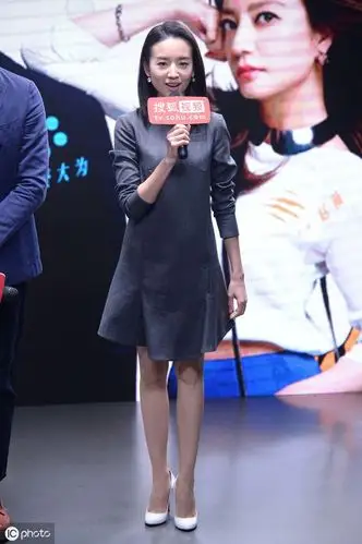 39岁的董洁好会穿,出席活动"好显嫩"