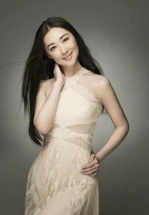 涂黎曼曝时尚写真 温婉迷人展魅力[20p]