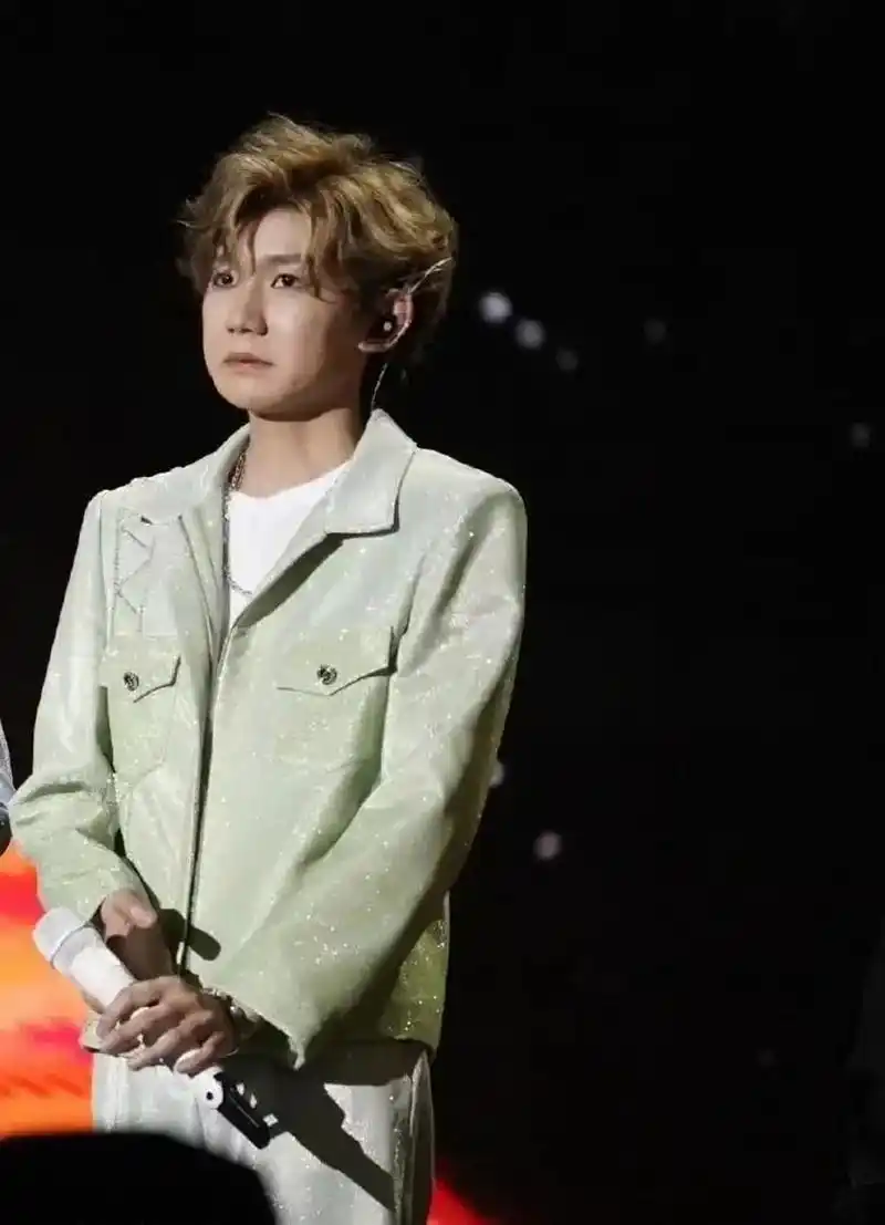 王源二十岁出头皮肤状态就这样了,是跟他长期吸烟有关吗?  #娱乐最前