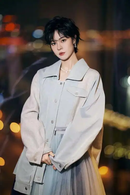 郁可唯穿上牛仔纱裙可飒可甜气质不一般