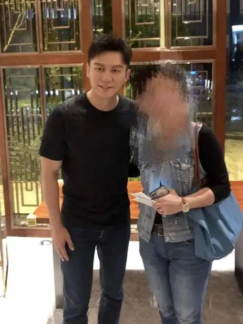 李晨近照胖回来了!"没有眉毛"的他,浓眉画得颇为喜感