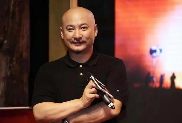 她曾把黄渤吻到害羞,与导演同居12年遭抛弃,今47岁身价高达40亿