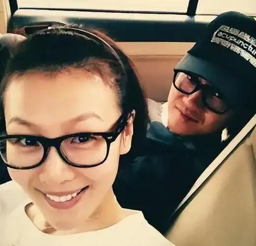 就是在当驻唱歌手时,他遇见了现在的妻子金兰,他们认识时,金兰才17岁