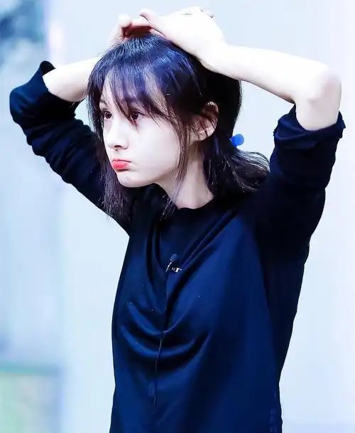 呆萌的嘟嘴表情更是可爱爆棚了,你喜欢这样的郑爽吗?