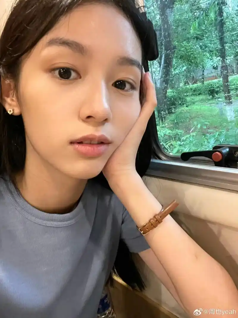 周也的这个素颜照,你给打几分?