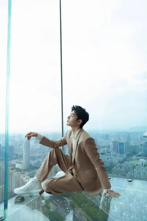 肖战资源不减反增成亚运会唯一表演演员坐玻璃上拍照看得心惊