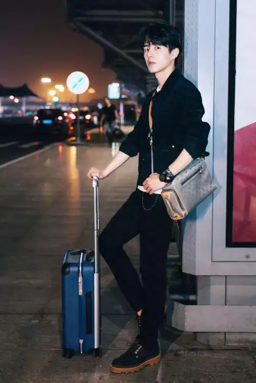 之前在《唐人街探案 2》,刘昊然小秀了一把身材,这次姐也帮你们问了问