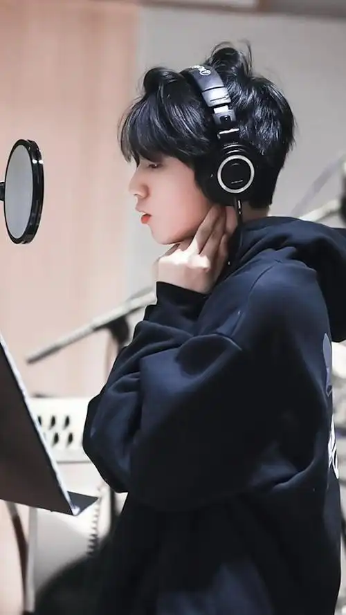 刘耀文 目光磁石##刘耀文绝美侧颜