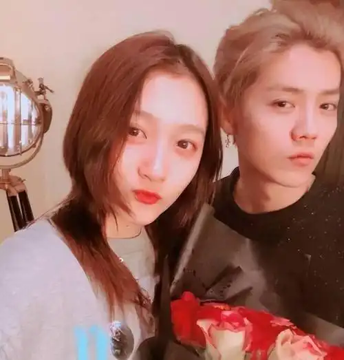 关晓彤剪短发气质大变直播自己剪发仅用20分钟被疑与鹿晗分手