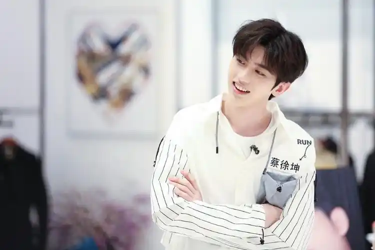 《奔跑吧》第十季官宣定档,蔡徐坤真情流露称自己变得更快乐