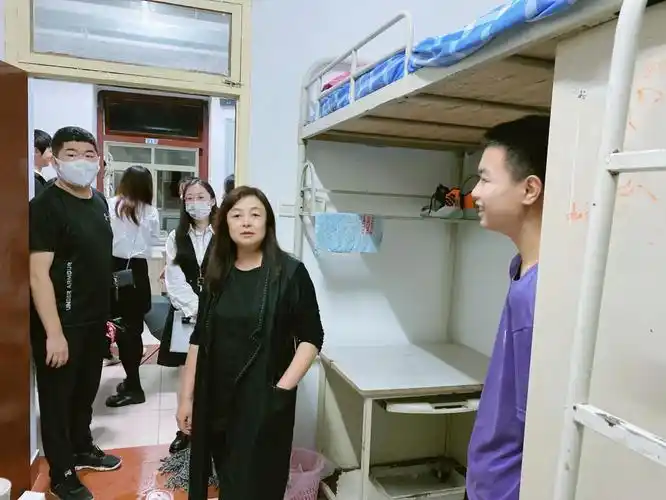 附中顺利开展新生宿舍走访工作