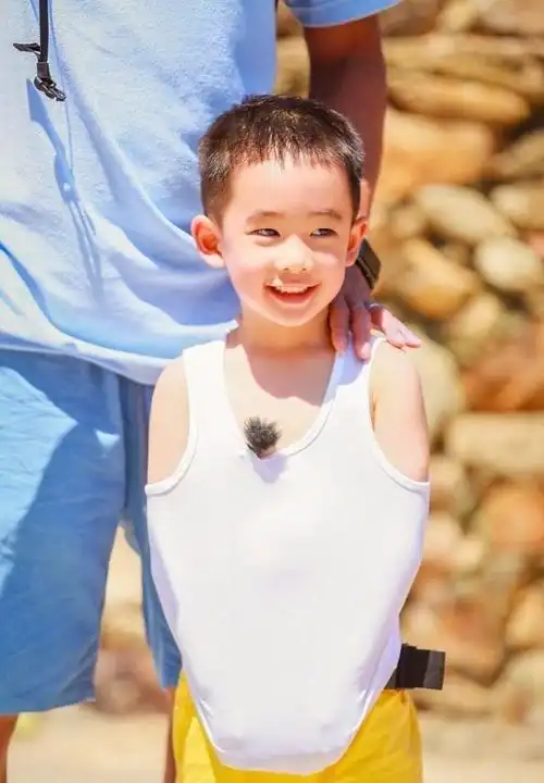 八卦闪光灯#陈小春童年照曝光,这大耳朵不就是jasper吗?