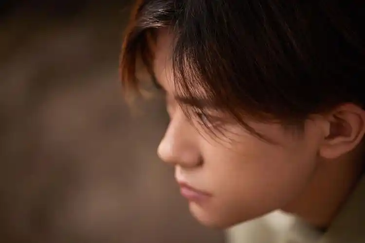 易烊千玺最新拍摄花絮照低头侧颜怼脸拍好帅气