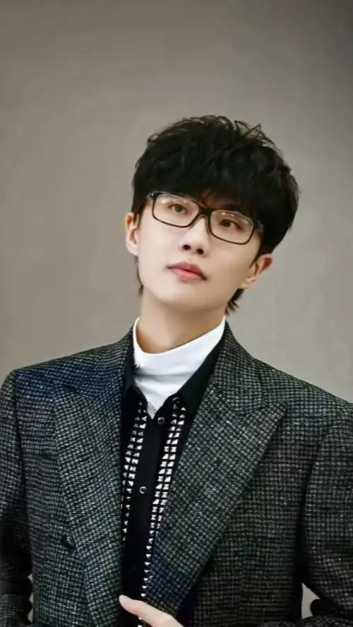 有嫂子了!许嵩与女生牵手同回家中,谁的童年没有听过许嵩的歌呢