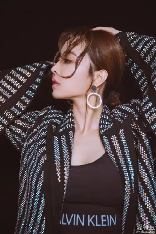 蔡依林脖颈细白蛮腰纤瘦 眼神霸气魅惑气场足