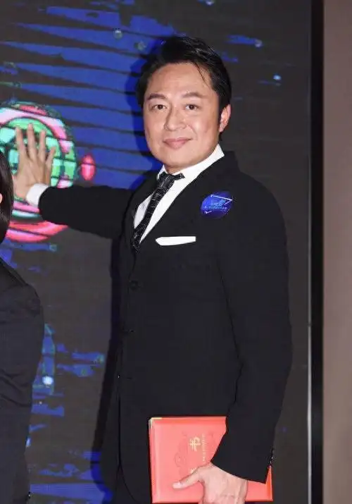 看点:马景涛左脸歪斜右脸肿,娇妻相伴疑中风,幸福婚姻引担忧?