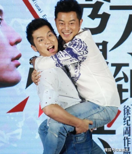 体重,引起现场观众连连夸赞其强壮,然后郑恺与现场"阿姨"互动,沙溢怼