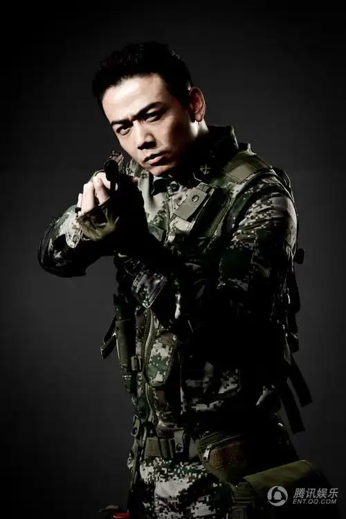 《神犬奇兵》将播 "醇男"杨烁军装展冷峻魅力