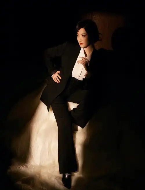 景甜西装光影氛围感大片