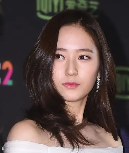 美少女郑秀晶作为韩流女神一直备受粉丝关注.