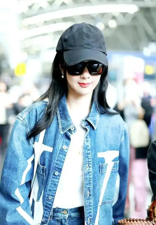 杨紫启程巴黎时装周牛仔套装搭长筒靴走机场洋气时髦